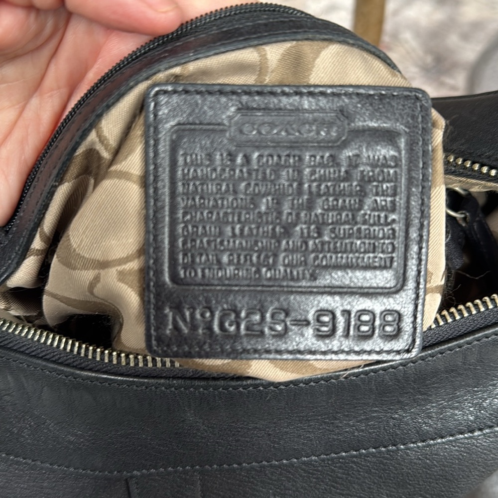 Elegant Coach Black Leather Shoulder Bag - Picture 3 of 12